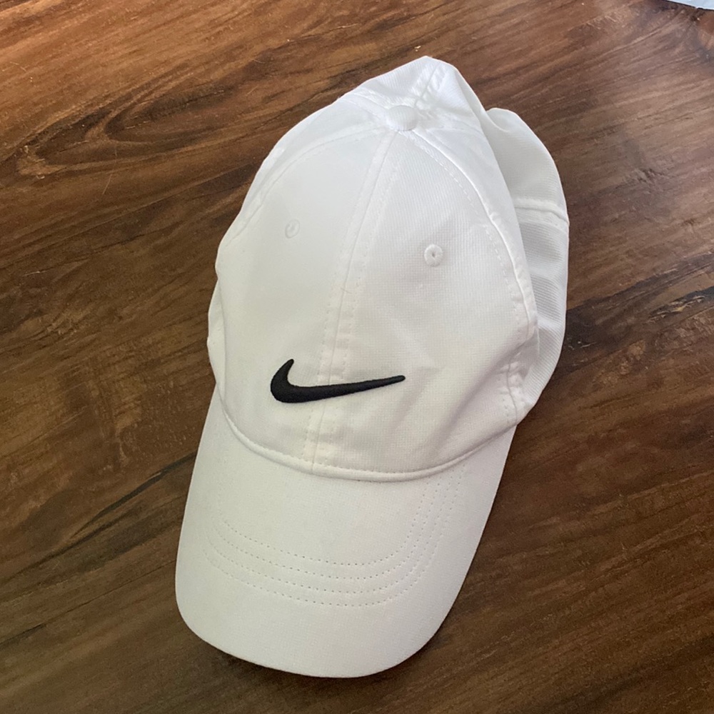white nike golf hat
